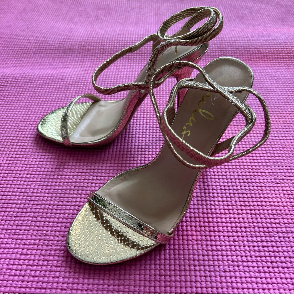 NWOT Gold Lulu’s 4 Inch Heels